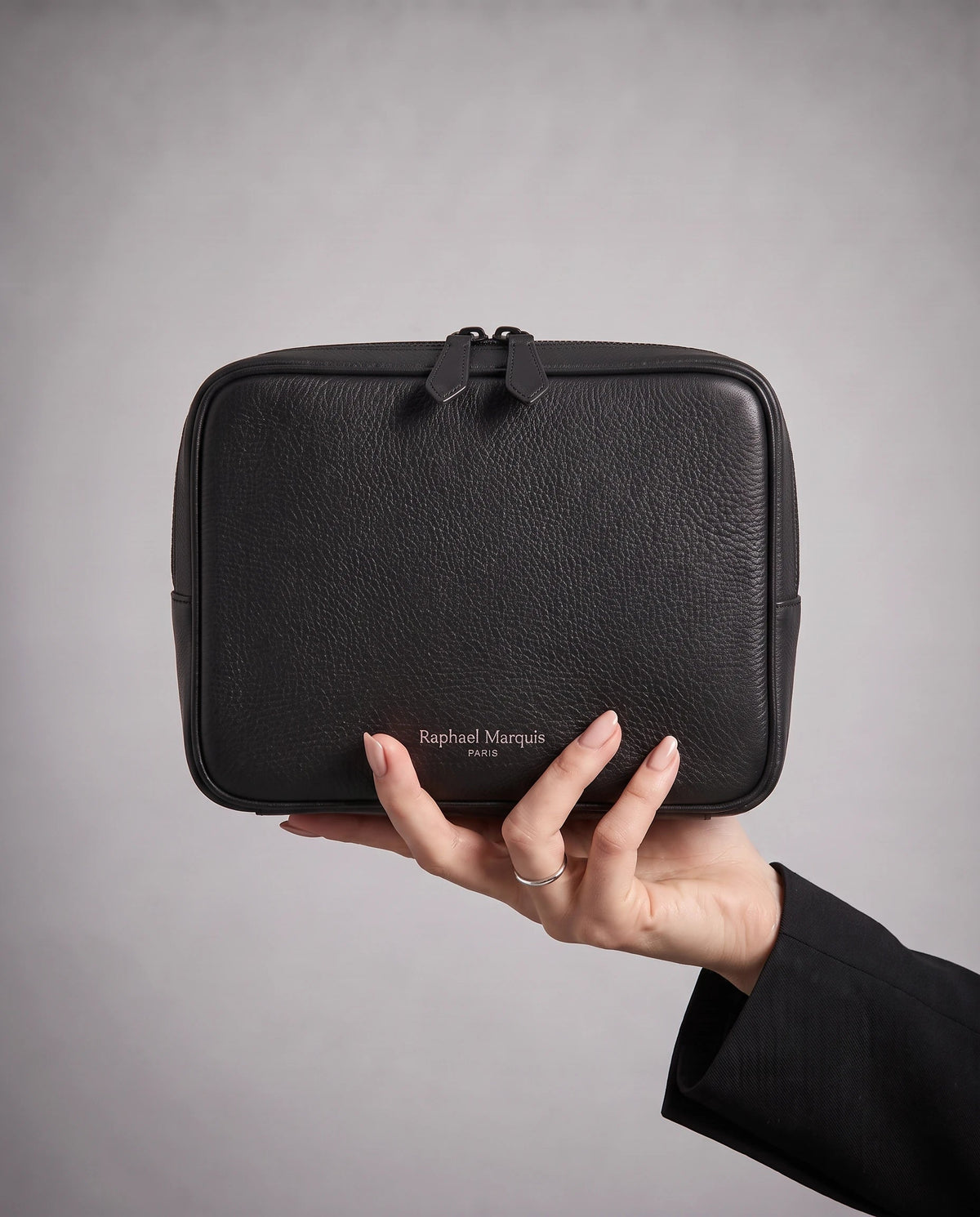 Principal Clutch in black, in hand
